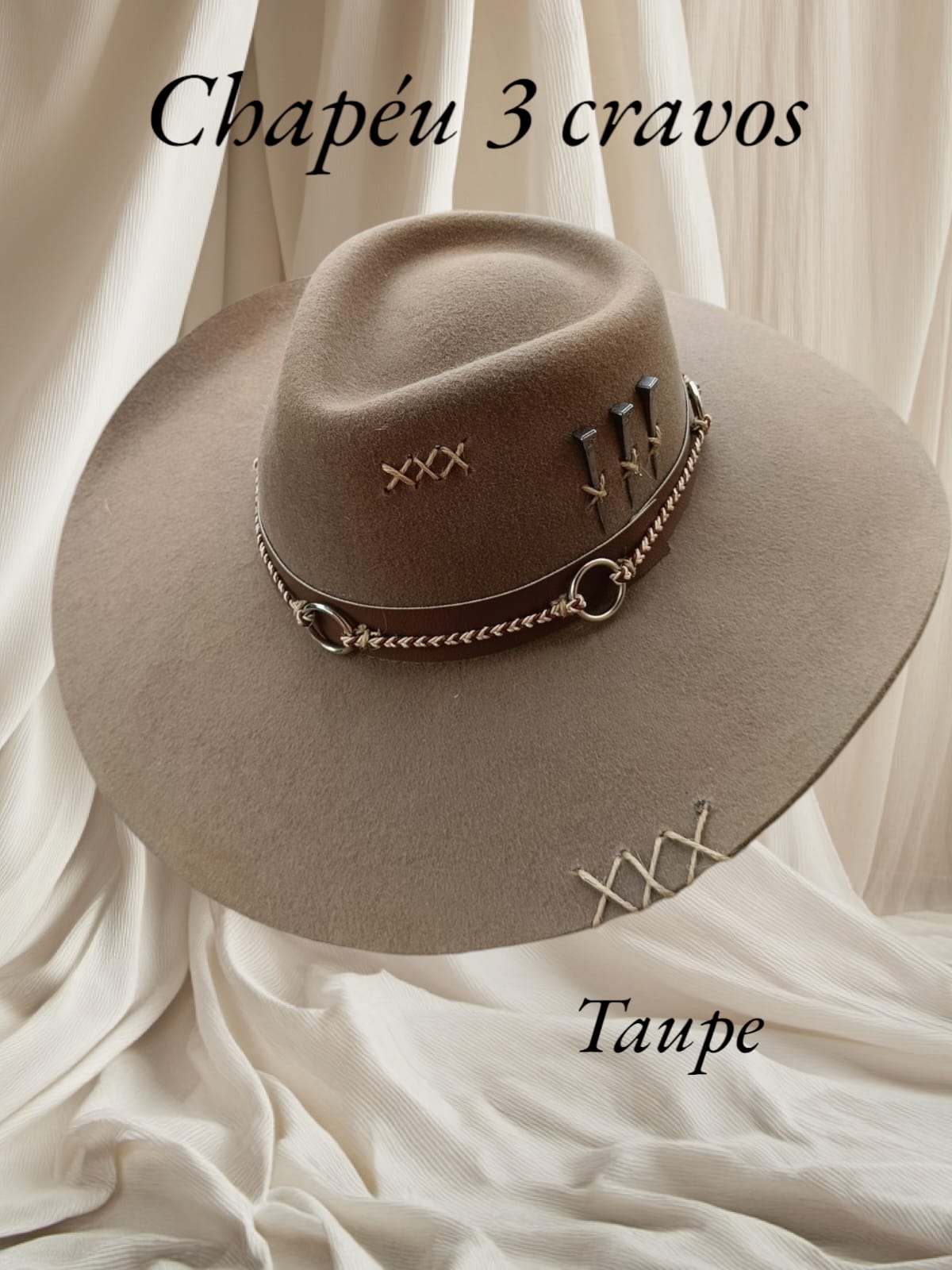 CHAPÉU 3 CRAVOS TAUPE ABA 10 C/ BANDA DE ARGOLA TAM M