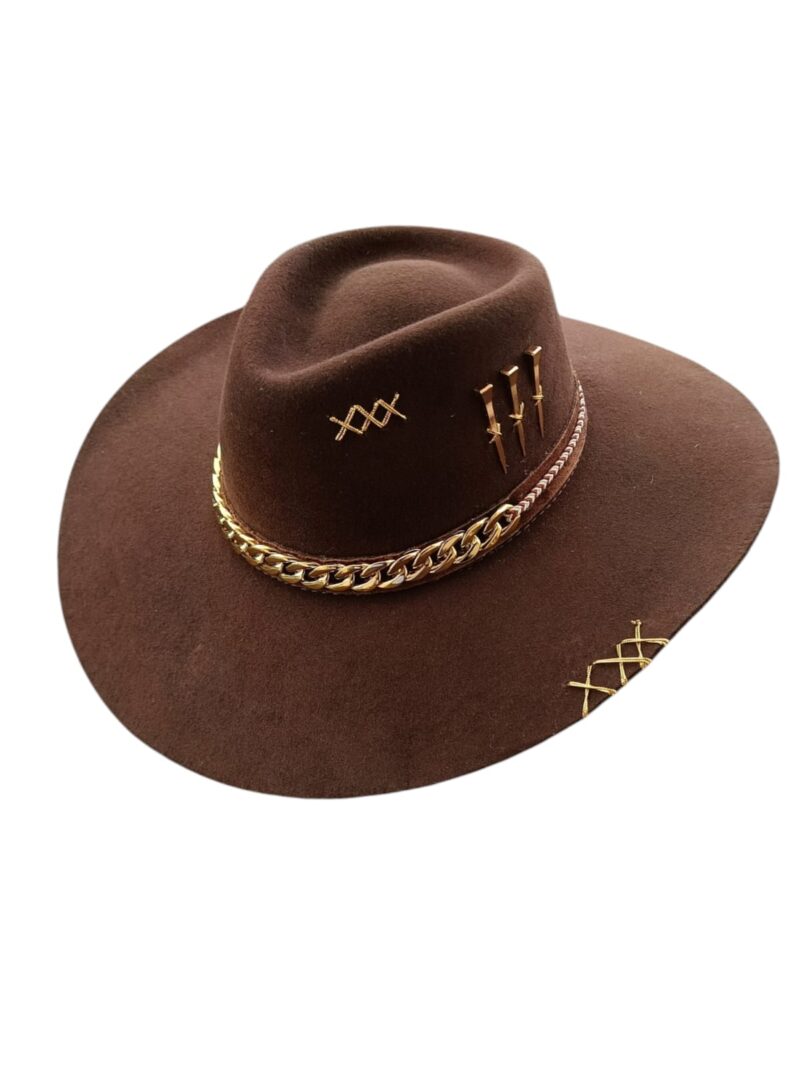 CHAPEU PERSONALIZADO 3 CRAVOS OURO ABA 10 MARROM TAM GG