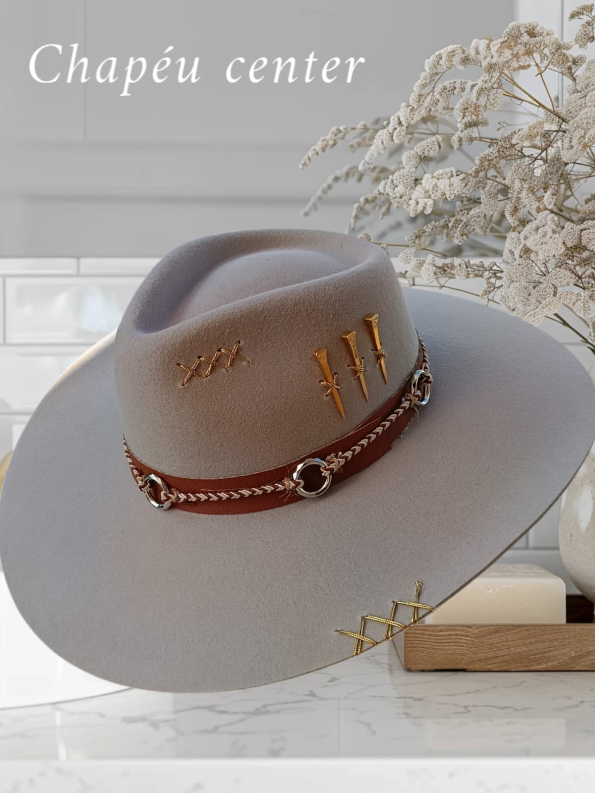 CHAPEU 3 CRAVOS GELO ABA 10 C/ BANDA DE ARGOLA TAM P