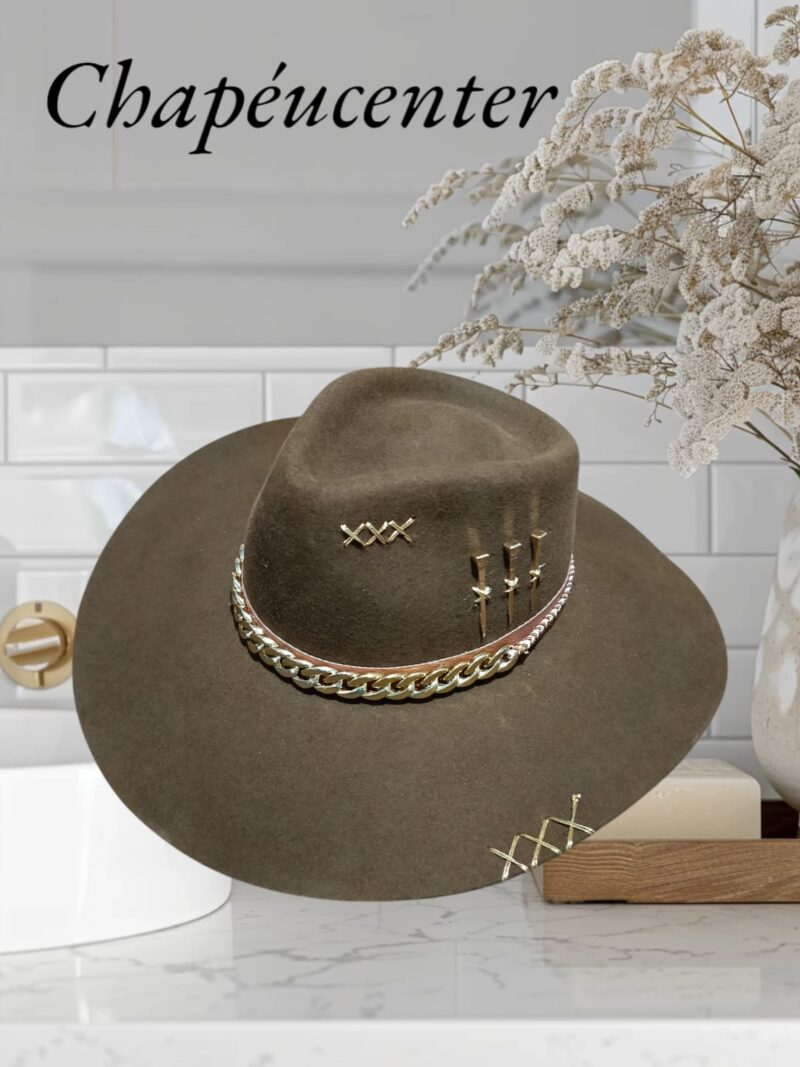CHAPEU PERSONALIZADO 3 CRAVOS OURO ABA 10 TAUPE TAM P