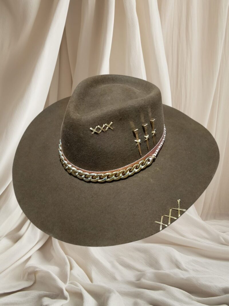 CHAPEU PERSONALIZADO 3 CRAVOS OURO ABA 10 TAUPE TAM P