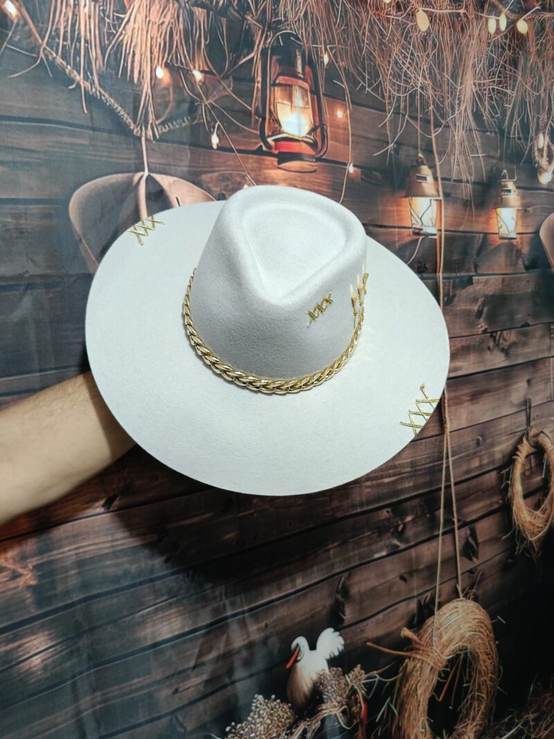 CHAPEU PERSONALIZADO 3 CRAVOS OURO ABA 10 GELO TAM P