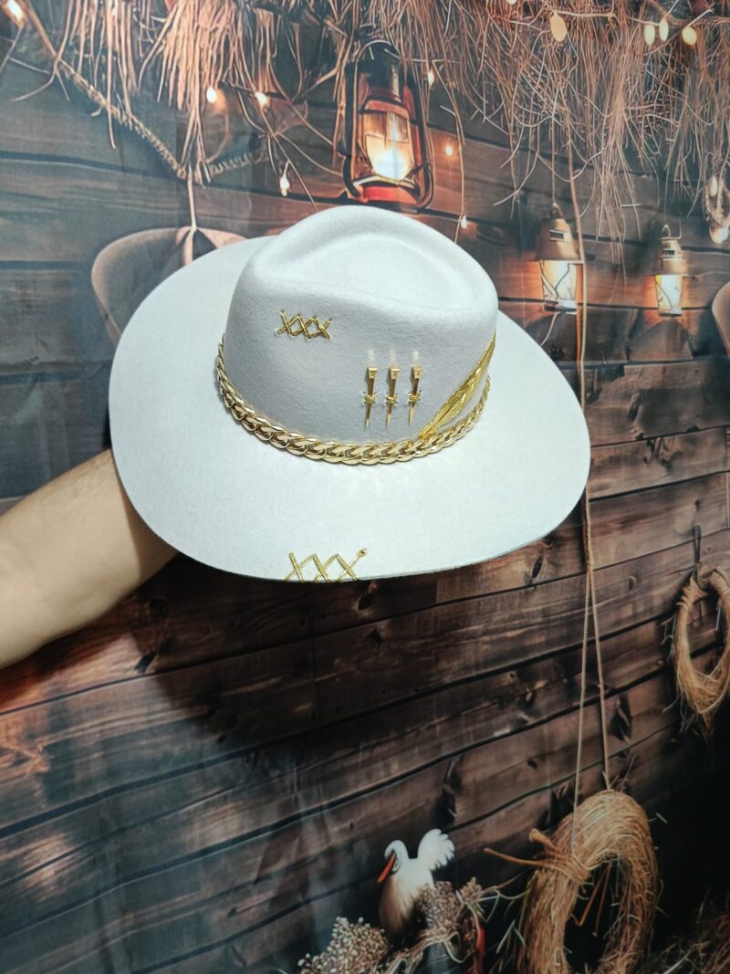 CHAPEU PERSONALIZADO 3 CRAVOS OURO ABA 10 GELO TAM P