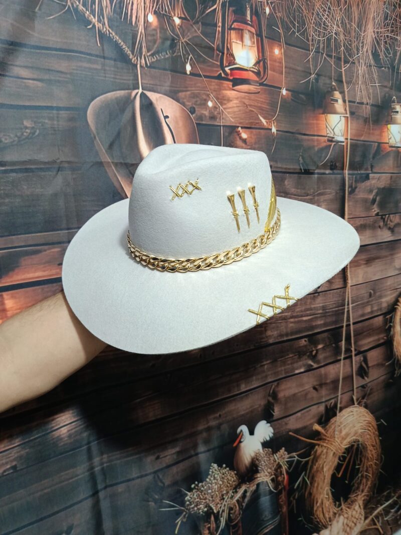 CHAPEU PERSONALIZADO 3 CRAVOS OURO ABA 10 GELO TAM P