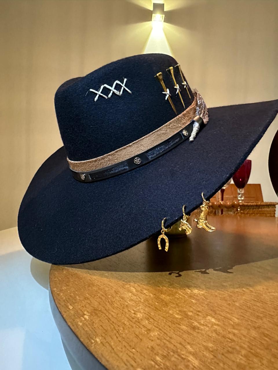 CHAPÉU PRALANA 5X CAMPO PRETO ABA 10 3 CRAVOS DOURADO FEMININO G