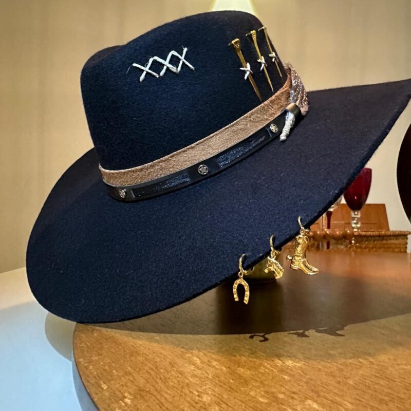 CHAPÉU PRALANA 5X CAMPO PRETO ABA 10 3 CRAVOS DOURADO FEMININO PP