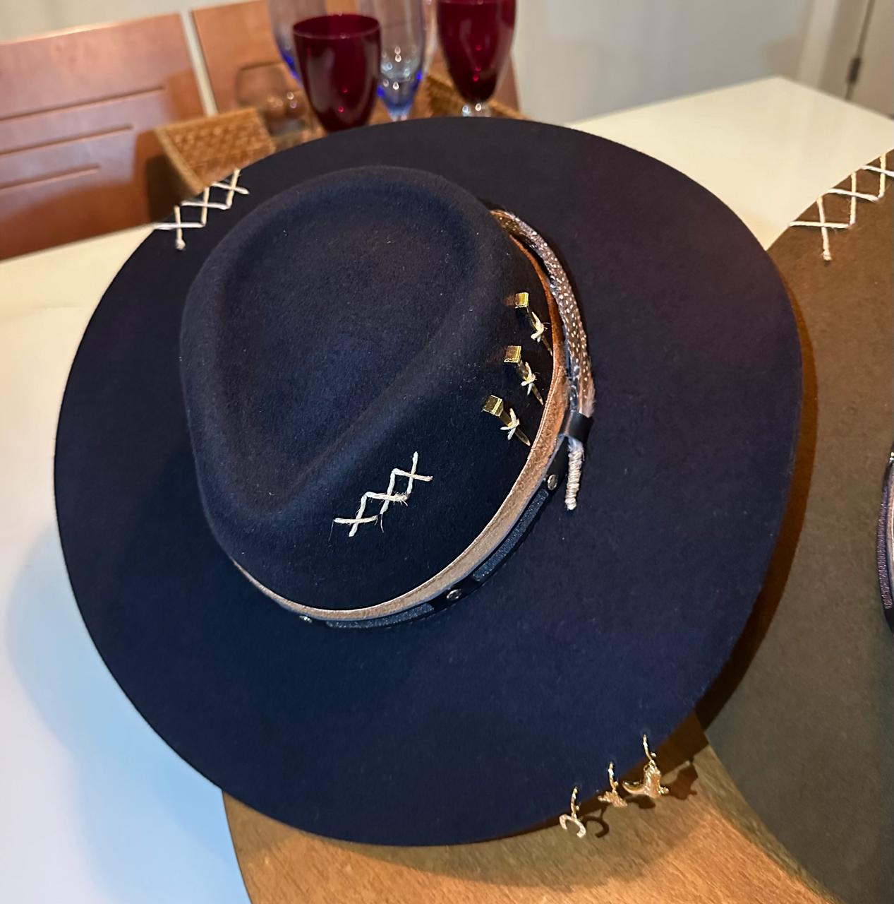 CHAPÉU PRALANA 5X CAMPO PRETO ABA 10 3 CRAVOS DOURADO FEMININO M