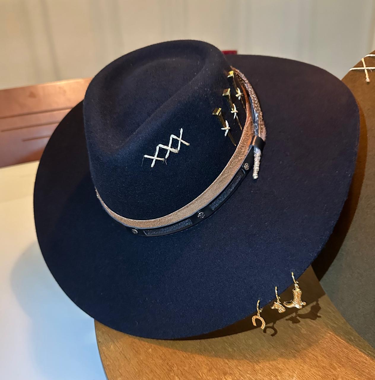 CHAPÉU PRALANA 5X CAMPO PRETO ABA 10 3 CRAVOS DOURADO FEMININO M