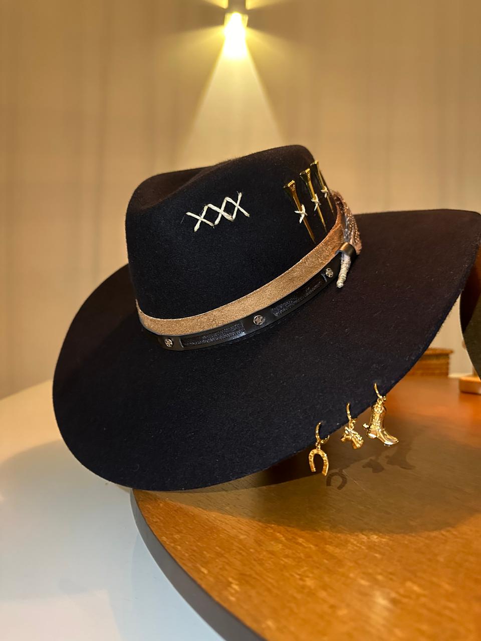 CHAPÉU PRALANA 5X CAMPO PRETO ABA 10 3 CRAVOS DOURADO FEMININO M