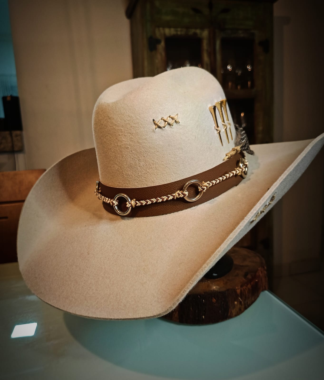 CHAPÉU 3 CRAVOS ABA 11 BANDINHA DE ARGOLA GELO 56