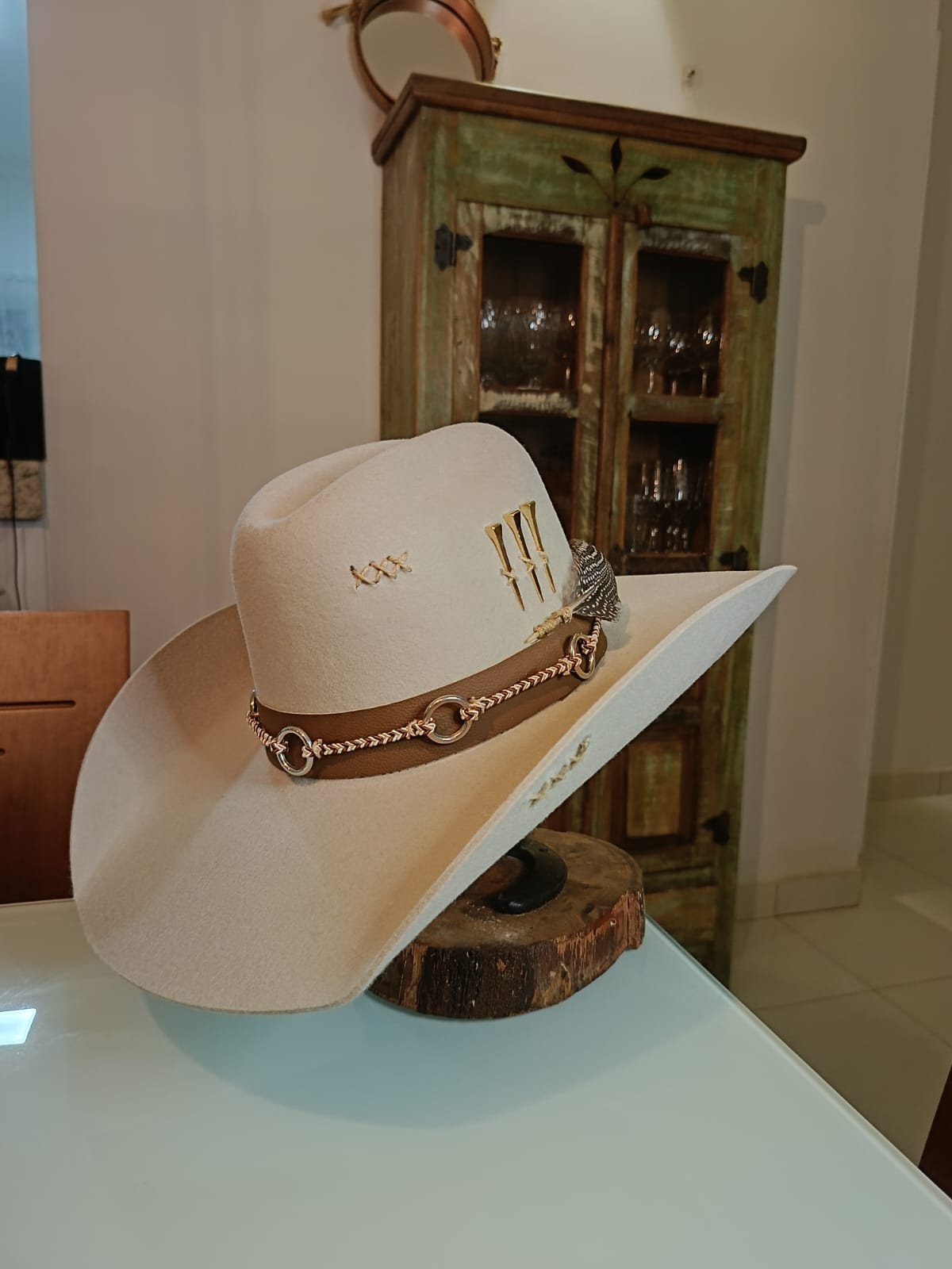 CHAPÉU 3 CRAVOS ABA 11 BANDINHA DE ARGOLA GELO 56