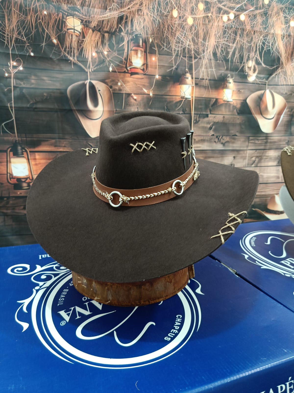 CHAPÉU 3 CRAVOS ABA LARGA COPA BAIXA PANTANEIRO ABA 13 MARROM TAM 62