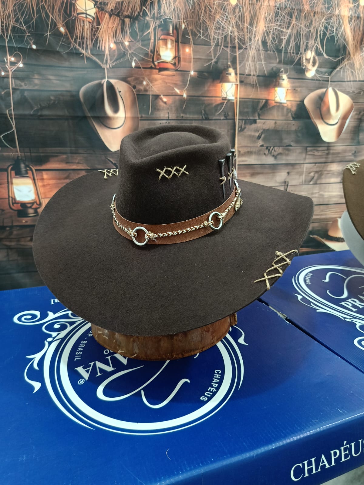 CHAPÉU 3 CRAVOS ABA LARGA COPA BAIXA PANTANEIRO ABA 13 MARROM TAM 62