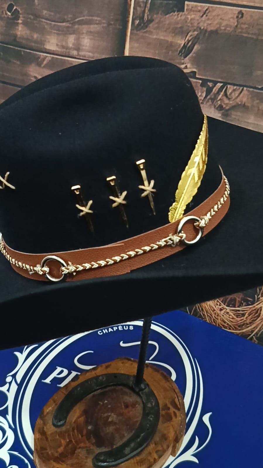 Chapeu 3 Cravos Dourado Americano Aba 11 Customizado Preto 60