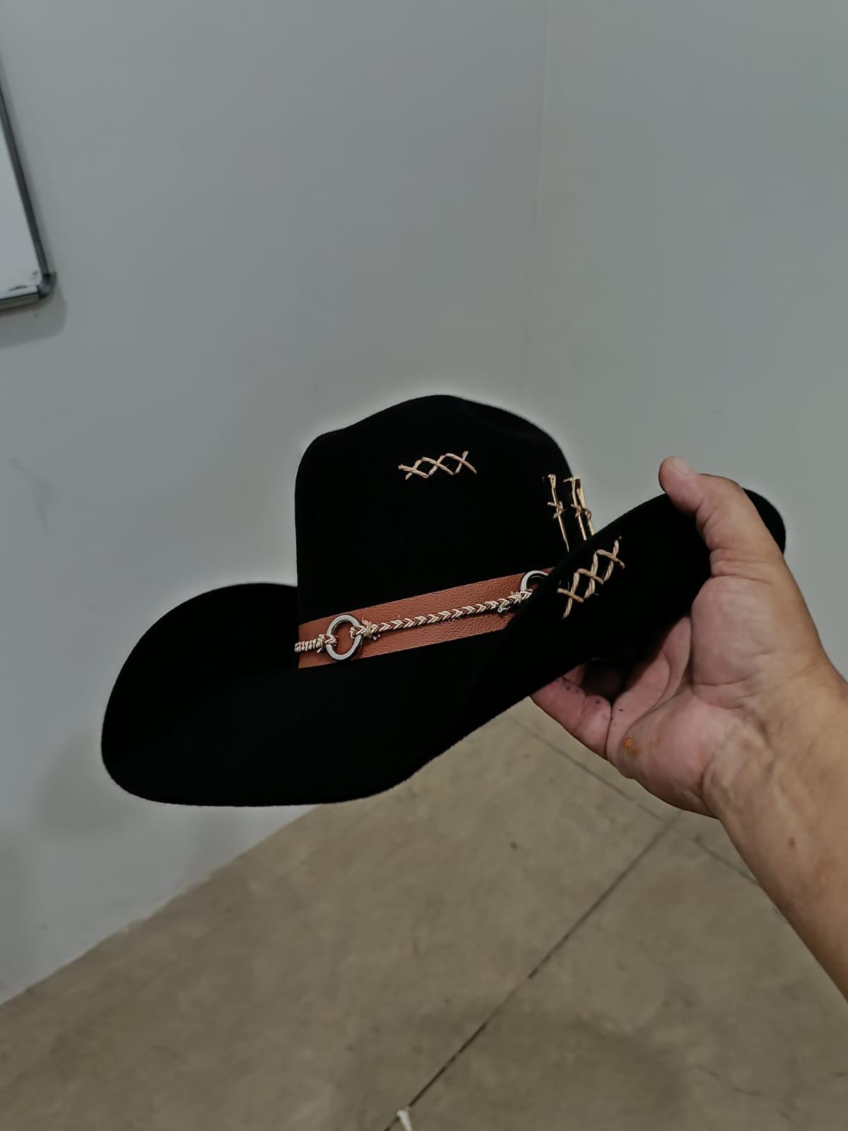 Chapeu 3 Cravos Dourado Americano Aba 11 Customizado Preto 60