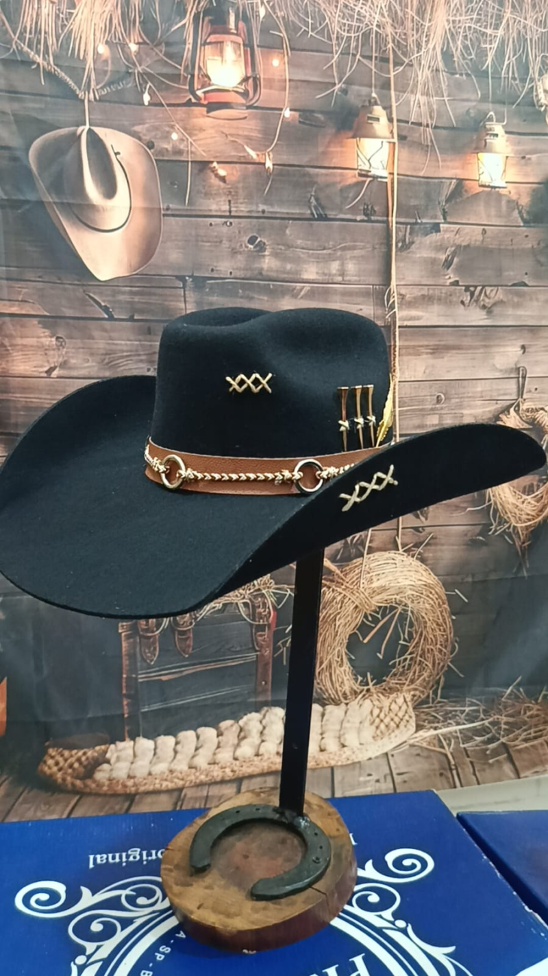 Chapeu 3 Cravos Dourado Americano Aba 12 Customizado Preto P