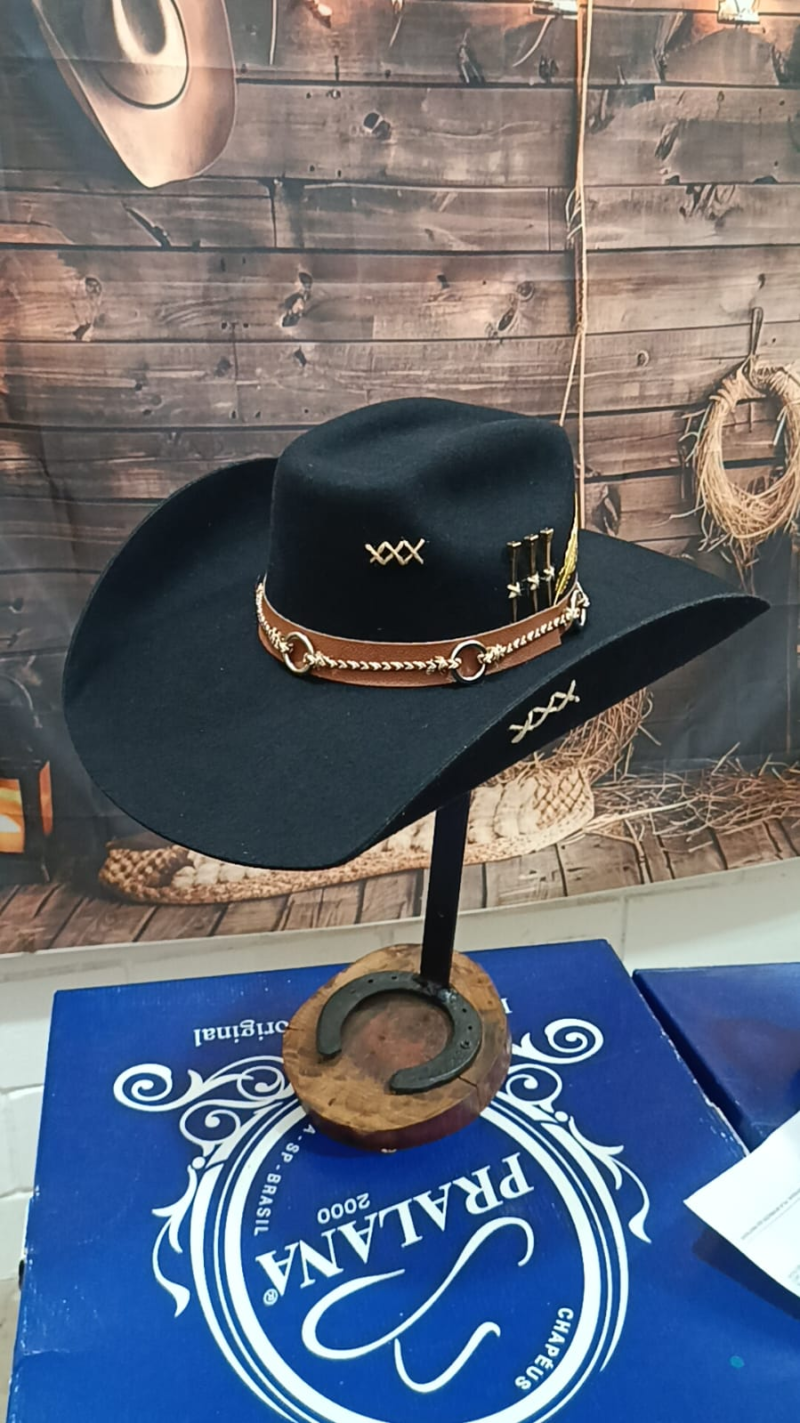 Chapeu 3 Cravos Dourado Americano Aba 12 Customizado Preto P