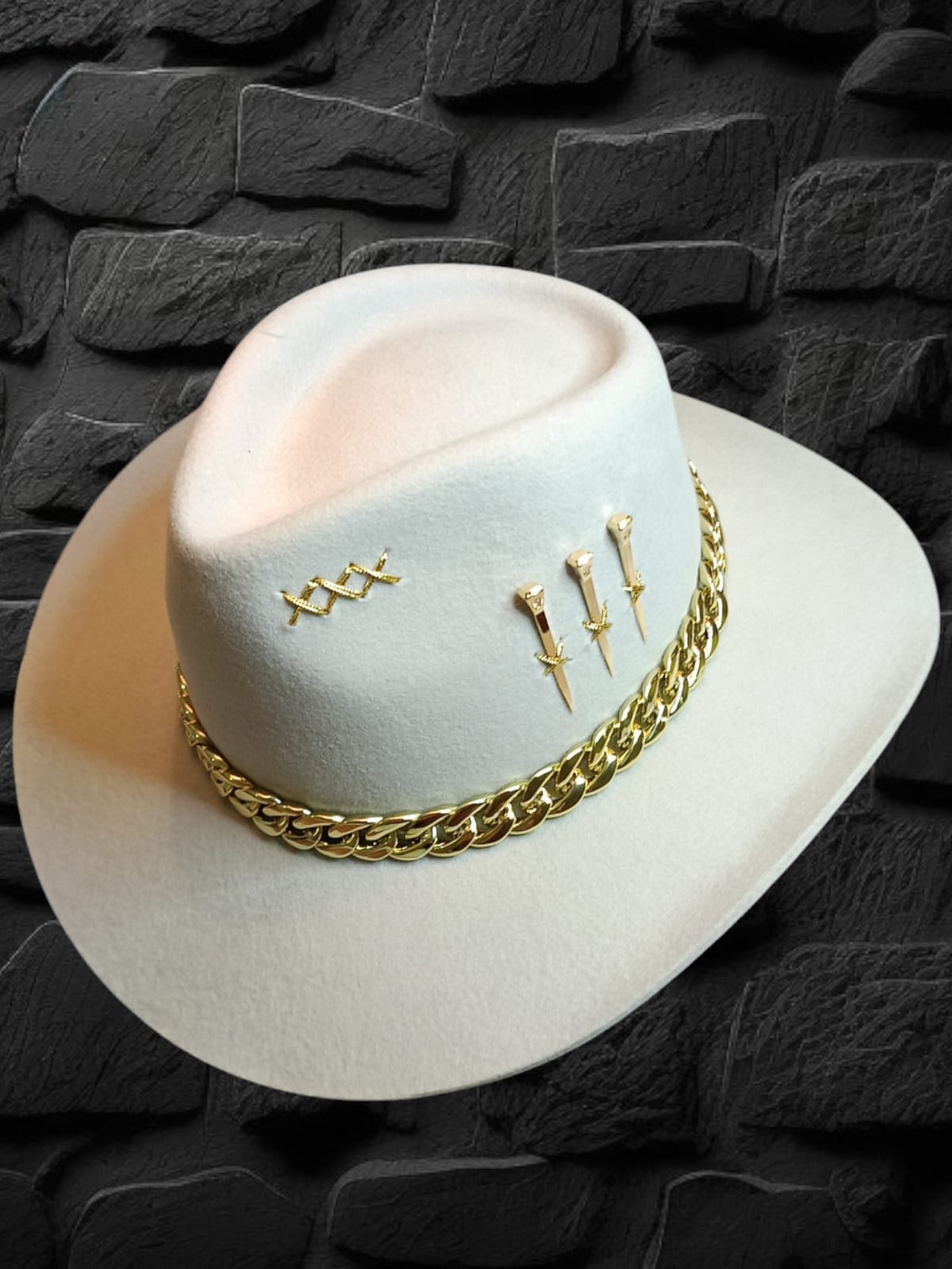 CHAPEU PERSONALIZADO 3 CRAVOS CORRENTE ABA 8,5 GELO TAM GG