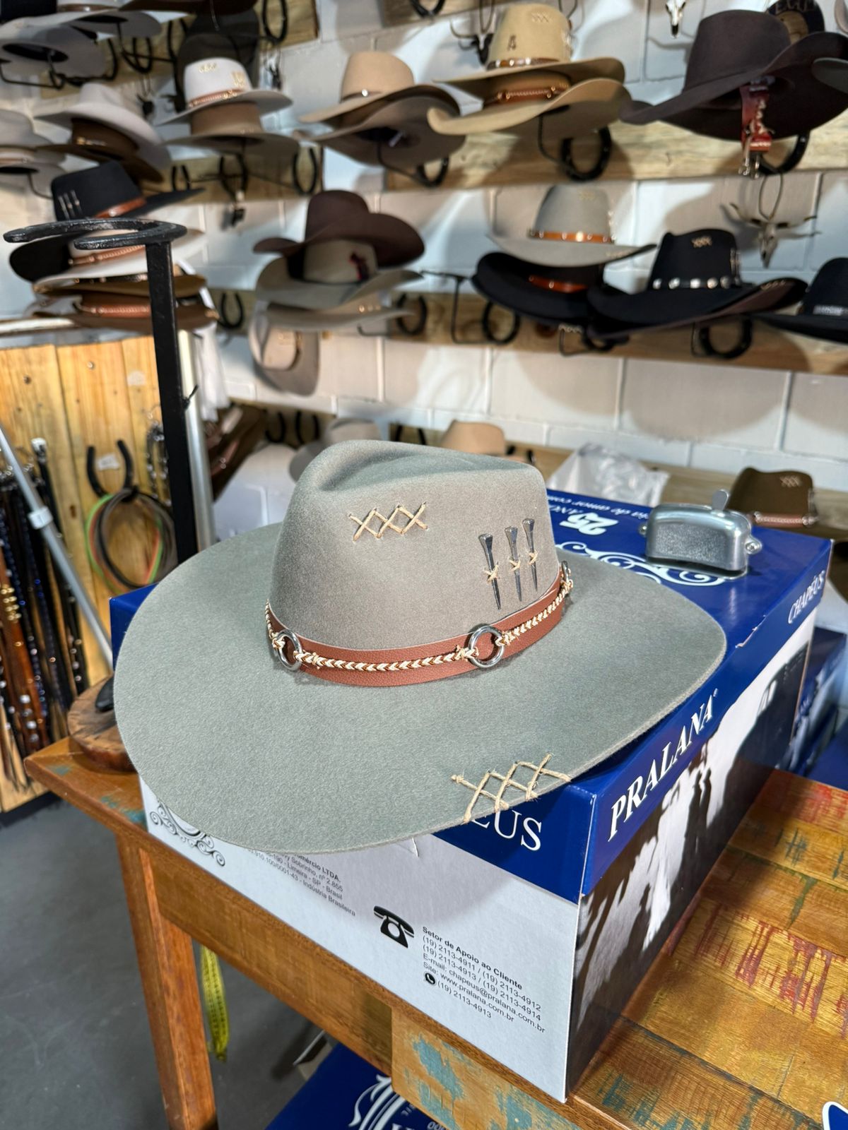 CHAPÉU 3 CRAVOS CINZA CLARO ABA 10 C/ BANDA DE ARGOLA TAM G