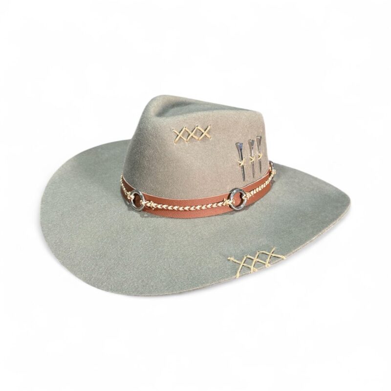 CHAPÉU 3 CRAVOS CINZA CLARO ABA 10 C/ BANDA DE ARGOLA TAM G