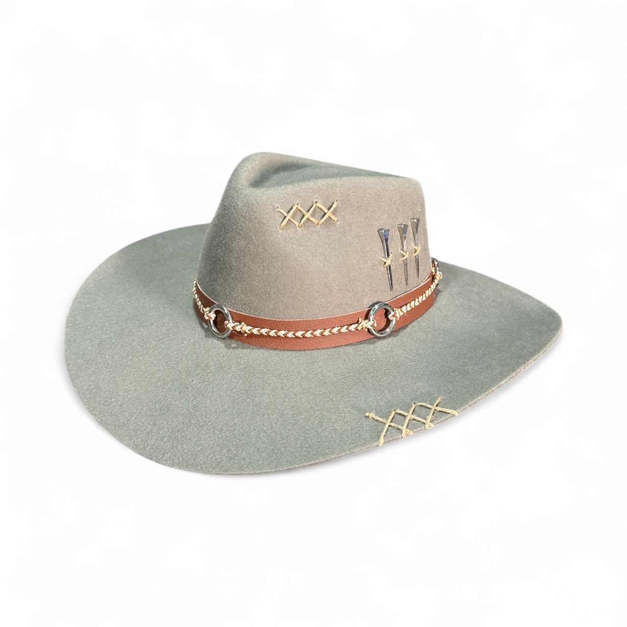 CHAPÉU 3 CRAVOS CINZA CLARO ABA 10 C/ BANDA DE ARGOLA TAM GG