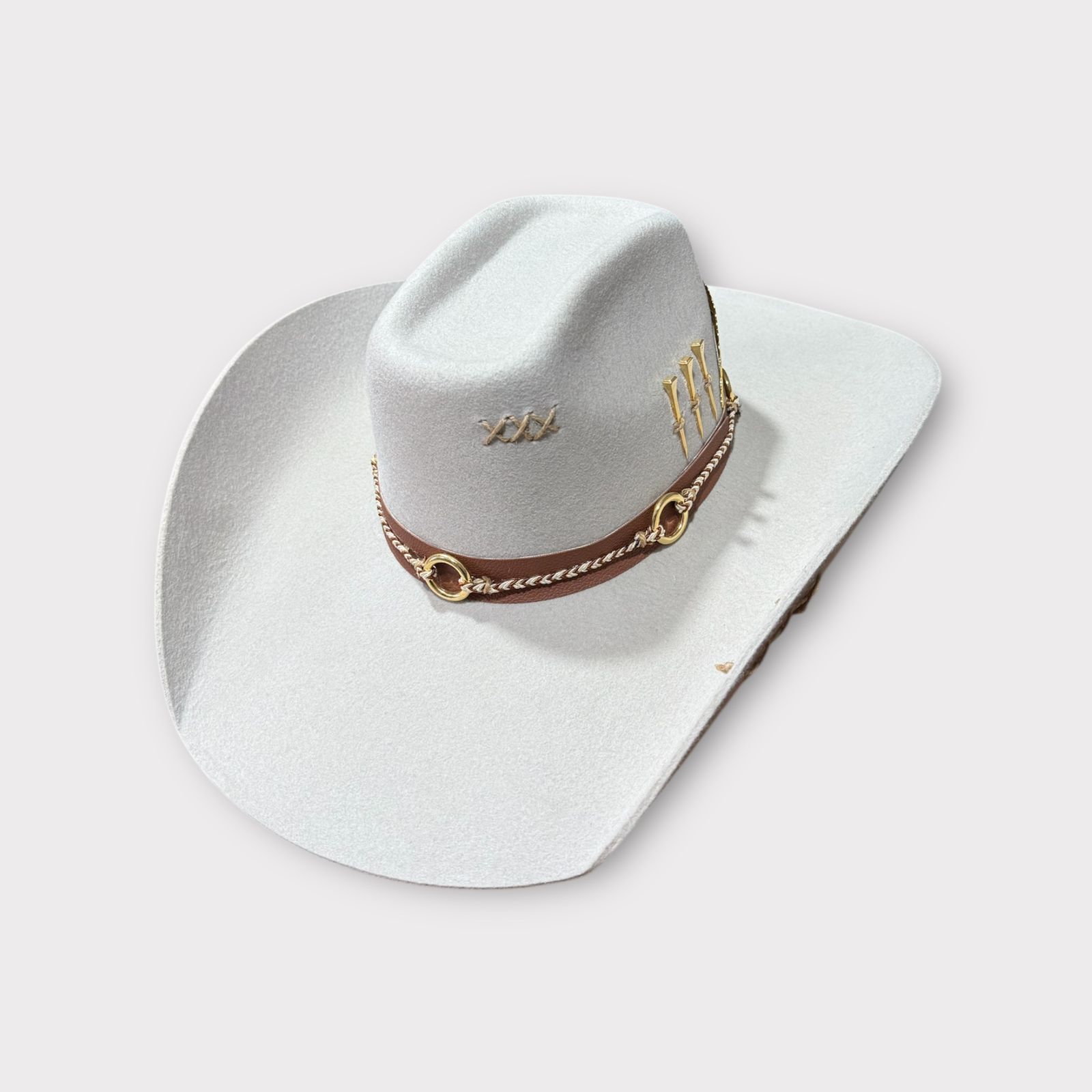 Chapeu 3 Cravos Dourado Americano Aba 12 Customizado GELO M