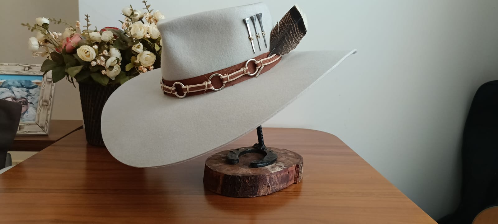 Chapeu 3 Cravos Dourado Americano Aba 12 Customizado Preto