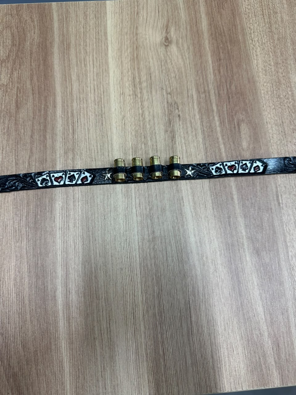 BANDINHA DE COURO PARA CHAPÉU COM CASCA DE BALA BARALHO PRETA