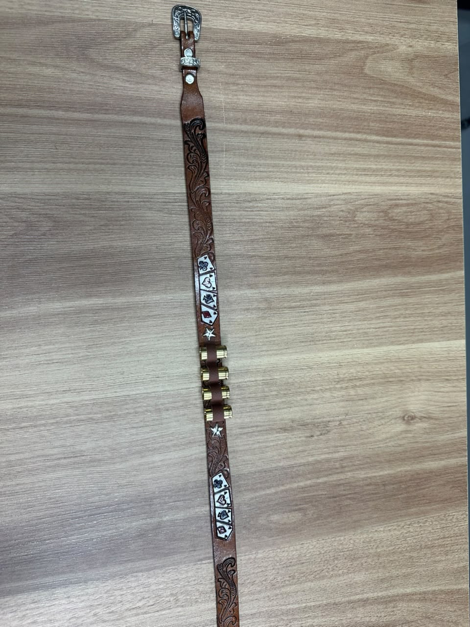 BANDINHA DE COURO PARA CHAPÉU COM CASCA DE BALA BARALHO MARROM