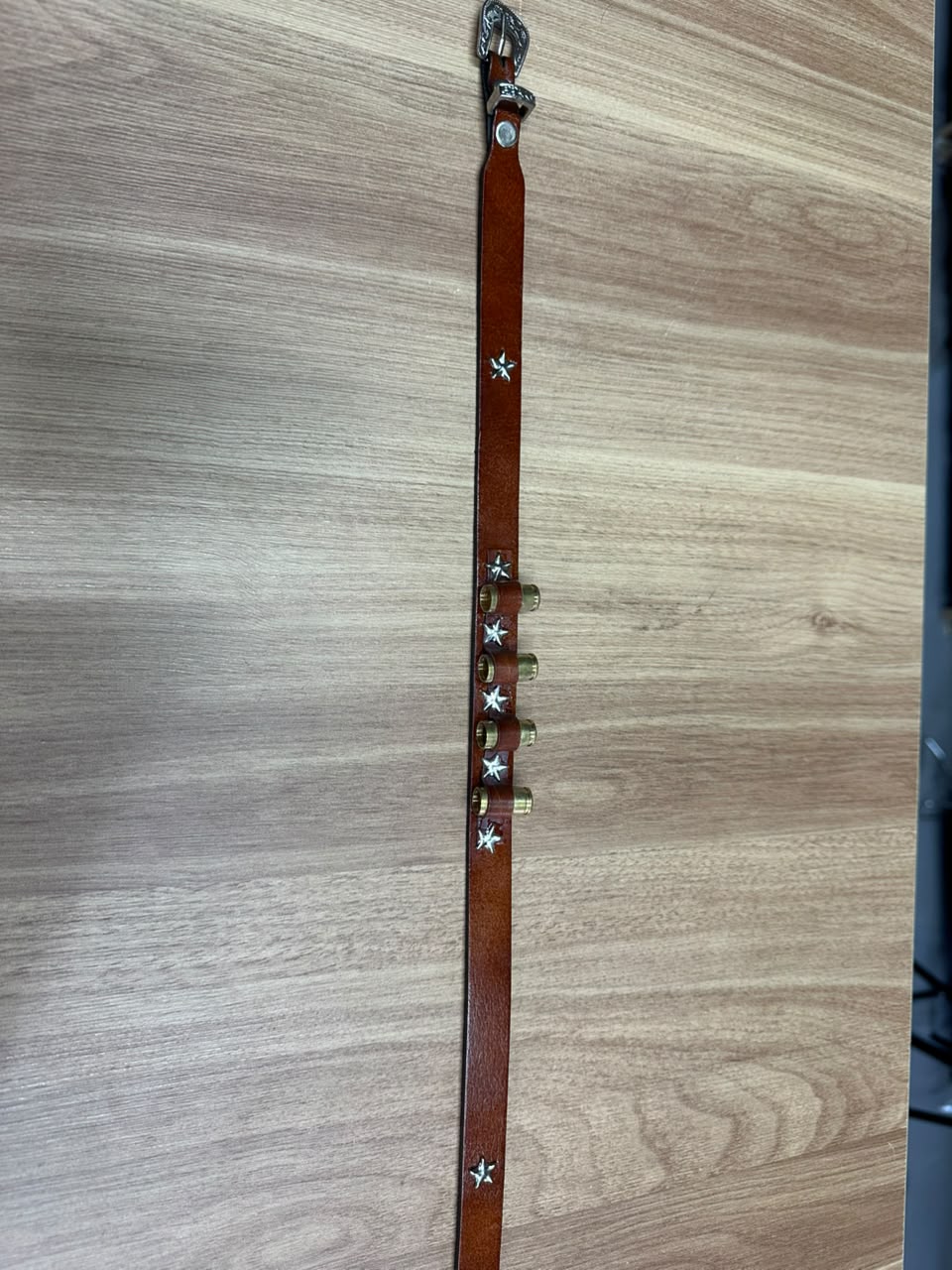 BANDINHA DE COURO PARA CHAPÉU COM CASCA DE BALA MARROM